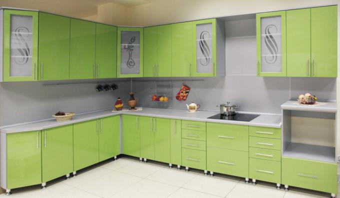 مطبخ أخضر فاتح (54 صورة): تعليمات فيديو للديكور الداخلي بيديك ، والجدران ، والكراسي ، ومجموعة المطبخ ، والصور والسعر