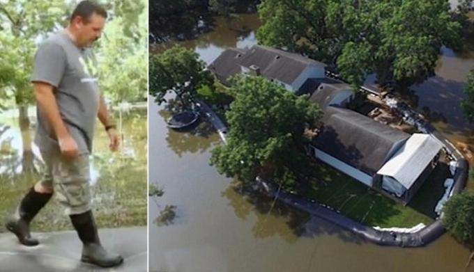 اشترى رجل أنبوب بلاستيكي للحماية من الفيضانات.