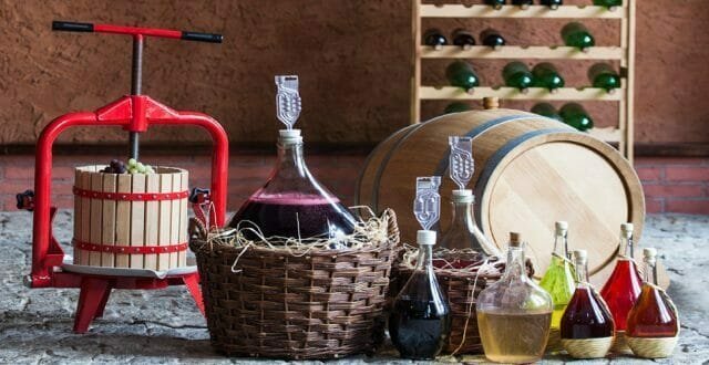 كيفية تحضير النبيذ محلية الصنع من العنب (أحمر أو أبيض)