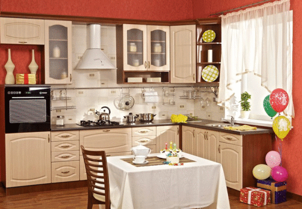 مطبخ أحمر مع طقم بيج ، تم إنشاؤه في غرفة مربعة