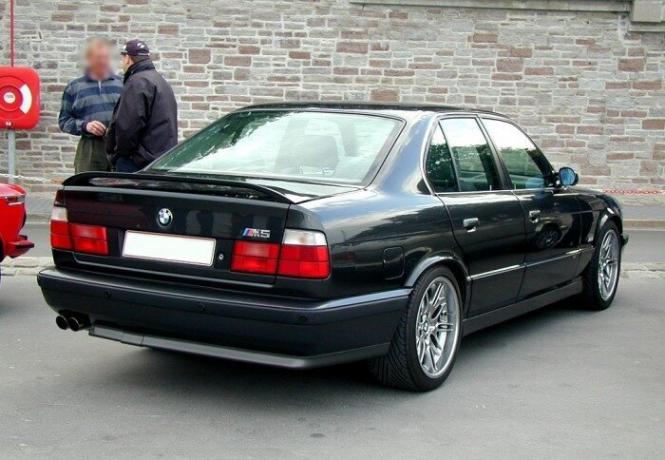 BMW 5 - نسخة مطورة من المعتاد "خمسة". | صور: a2goos.com.