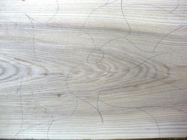 يتم تطبيق الشكل على الأسطح الخشبية المعدة.