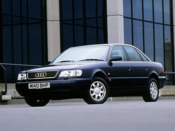أودي A6 لا يمكن التباهي الكاريزما مثل مرسيدس بنز W124 و BMW E34، لكنه السيارات الألمانية موثوقة أخرى لل 90s. | صور: autoevolution.com.