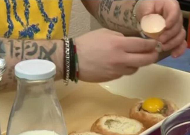 وضع طبقات حشو في كعكة، وكسر بيضة على رأس القائمة. إعلان