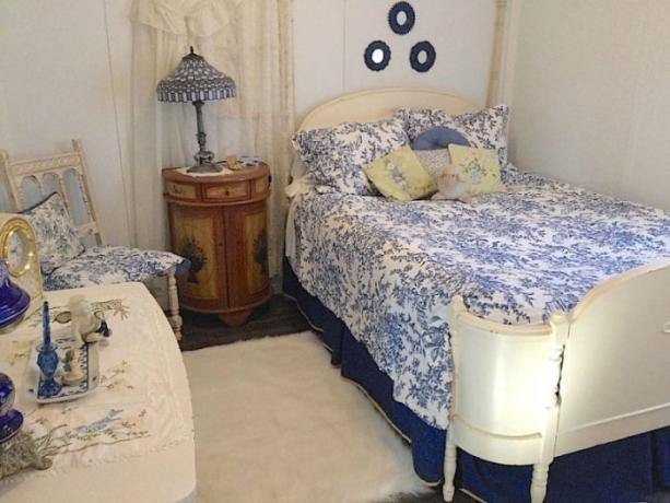 غرفة نوم الرجعية مريح بألوان الأبيض والأزرق.