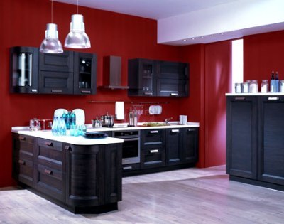 مزيج من اللون البني في داخل المطبخ مع الأبيض والأحمر الغني