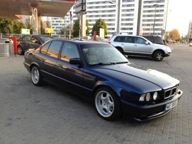 يعتبر 5 سلسلة BMW السيارة "القياسية" لعصابات لل 90s. | صور: youtube.com. إعلان