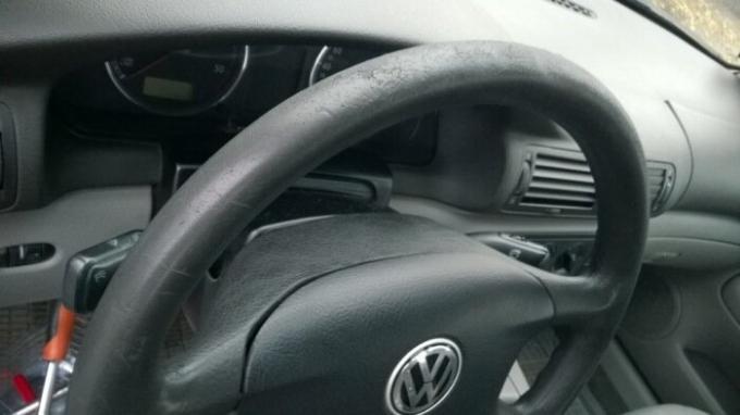 الجلد على عجلة القيادة قد يصدر "الملتوية" السيارة.