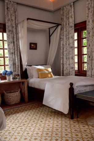 غرف نوم مريحة مصممة على الطراز الإسباني مع الجدران المطلية باللون الأبيض والنوافذ الخشبية الظلام. | صور: تياجو مولينوس (تياغو مولينوس).