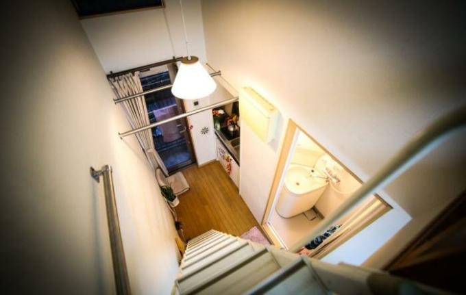 شقة في طوكيو: مطبخ وحمام وغرفة نوم وشرفة.