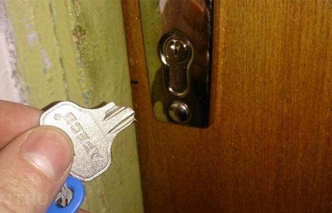  كسر المفتاح في القفل.