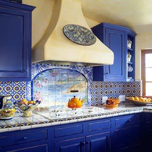 صورة لمطبخ أزرق على خلفية جدران فاتحة