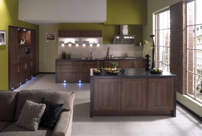 مطبخ بني مع ورق حائط أخضر - أناقة في الأسلوب