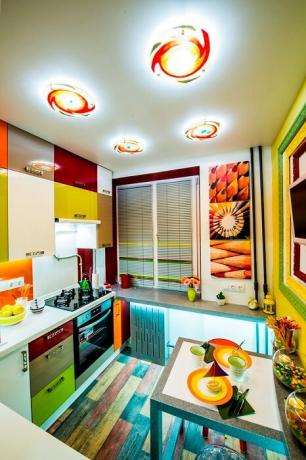 وهناك الكثير من الألوان الزاهية في المناطق الداخلية من المطبخ.