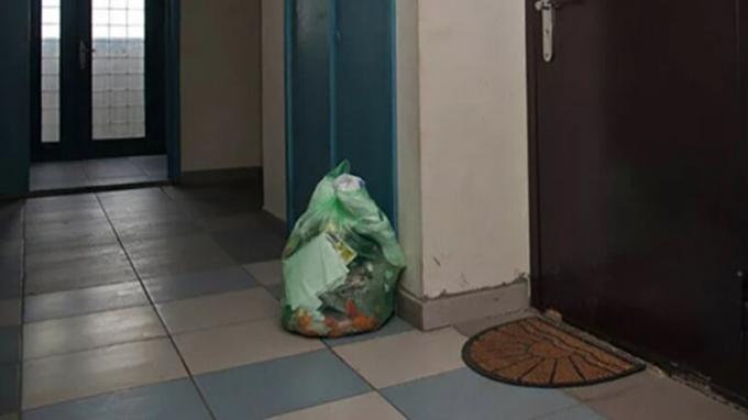 Umnichka زوجة والجيران مفطوم الوقوف كيس من القمامة إلى الممر المشترك، والآن النفايات لا رائحة!