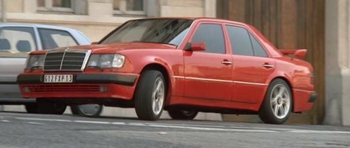مرسيدس بنز E 500 1992 لعب دور البطولة في فيلم "تاكسي". | صور: imcdb.org.