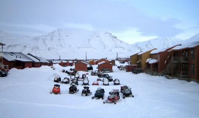 في فصل الشتاء، جميع سكان والسياح على هذه الخطوة عربات الثلوج (ونجييربين، النرويج).
