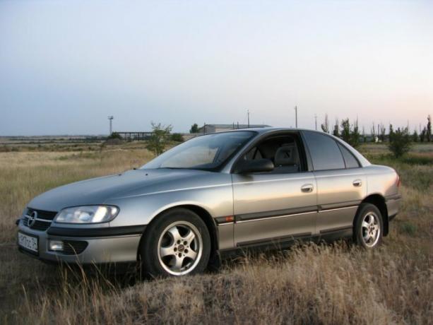 إن لم يكن مستقرا الجسم صدئ، يمكن أن أوبل أوميغا تصبح واحدة من أفضل السيارات لل 90s. | صور: drom.ru.