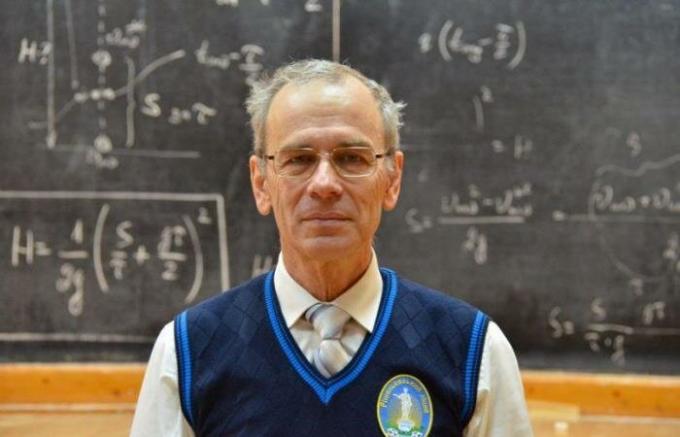 عادة ما يضع معلم الفيزياء في أوديسا دروسهم بالشبكة وتلقت بالفعل 8000000 وجهات النظر