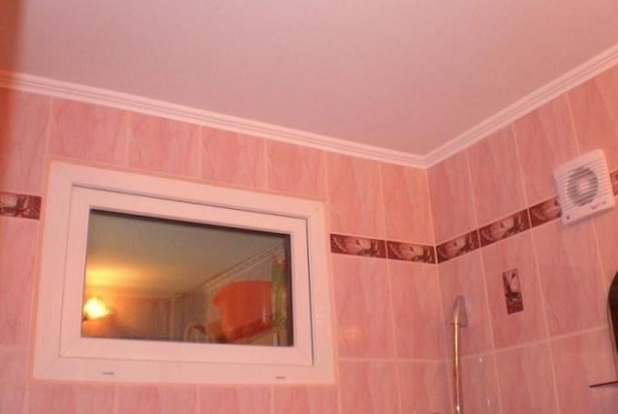 في "خروتشوف" فعل نافذة من المطبخ الى الحمام.