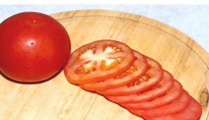 الطماطم، مقطعة إلى شرائح.