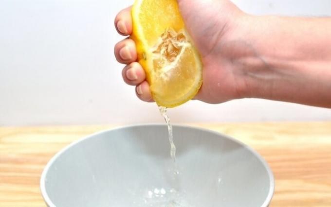 وعصير الليمون إضافة التوابل إلى الطبق.
