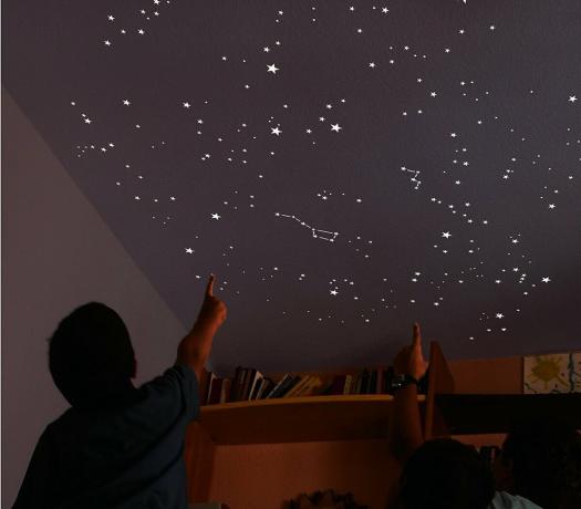 جعل سماء النجوم على السقف. الخيال إلى جانبك.