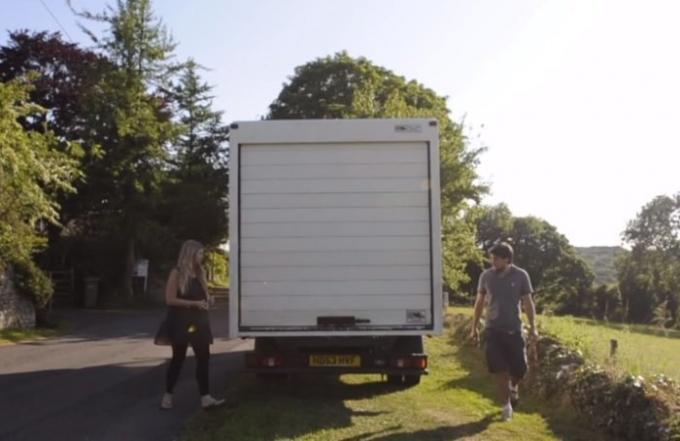 للذهاب في رحلة، نيكي وآدم اشترى الشاحنة وتحويله إلى العربة. 