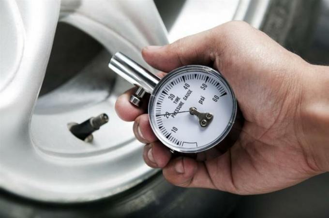 ضغط الهواء في الإطارات يمكن أن تزيد بشكل كبير من استهلاك الوقود. | صور: autoglim.ru