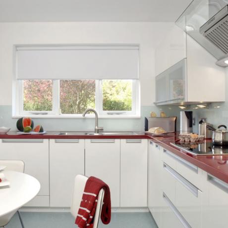 تصميم مطبخ أبيض (45 صورة): تعليمات فيديو لتزيين بيديك ، مع اللون الأحمر والسعر والصورة