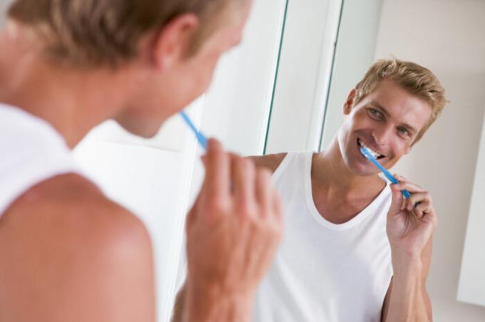 أخذ دش، لا تنسى أن تنظف الأسنان جيدا. / صور: static5.depositphotos.com. 