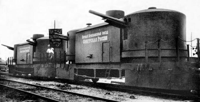 الدبابات على القضبان: كيف بنيت القطار مدرعة روسية