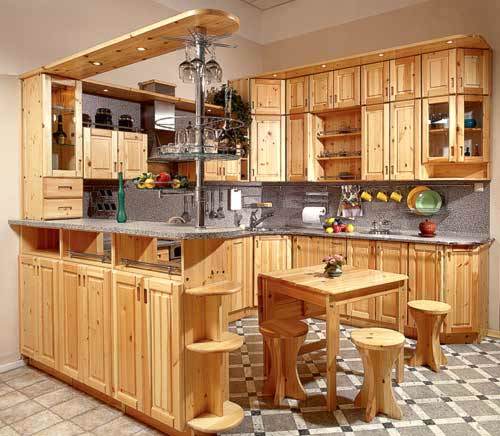 مطبخ لمنزل صيفي مصنوع من خشب الصنوبر (36 صورة): تعليمات فيديو لاختيار أثاث المطبخ المصنوع من الخشب بيديك والسعر والصورة