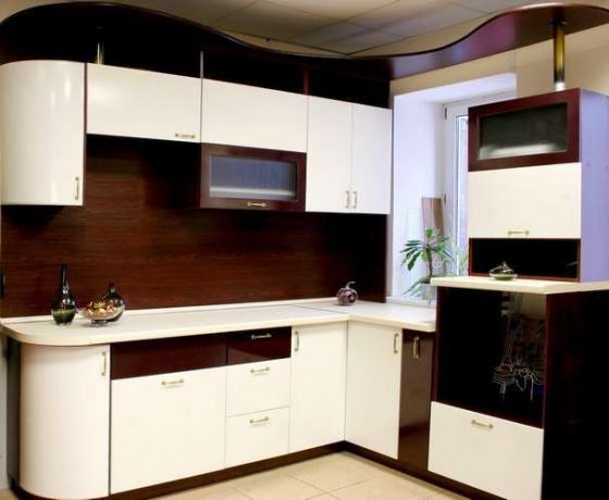 المطبخ الأبيض والبني - حل غير قياسي في المطبخ القياسي