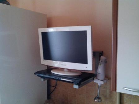 تلفزيون أبيض للمطبخ - تركيب قياسي