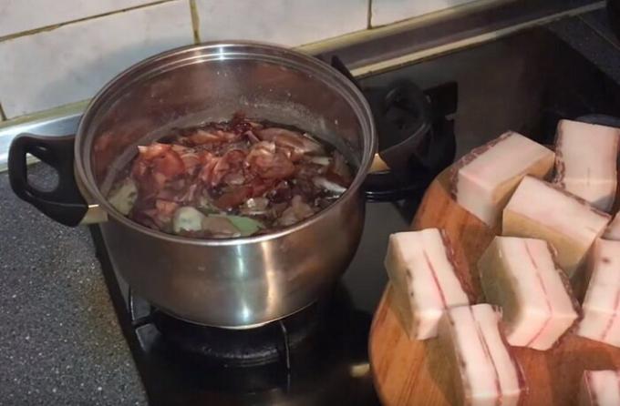 لحم الخنزير المقدد شرائح الطهي في البصل الجلود.