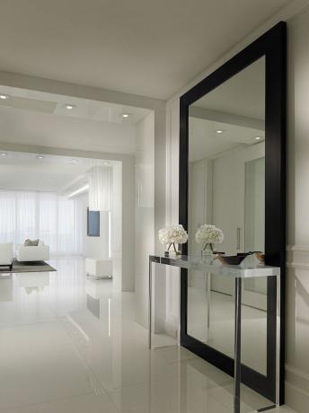 يمكن أن يضيف استخدام المرايا ذات الارتفاع الكامل إضاءة وحجمًا إلى الغرفة.