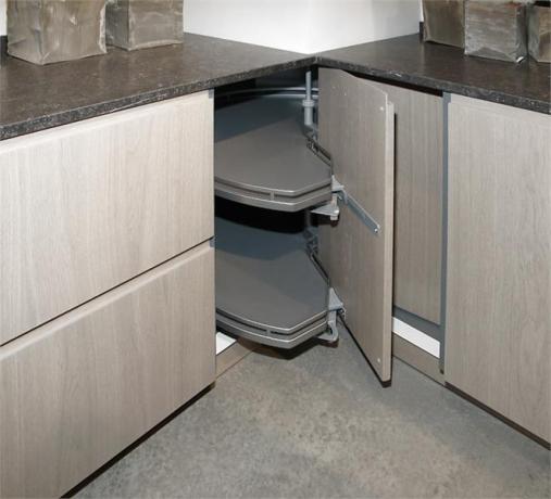 خزانة زاوية أرضية - مريحة للغاية في مطبخ صغير