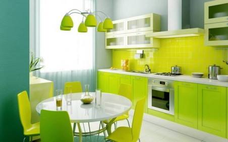 تؤكد الكراسي ذات اللون الأخضر الفاتح للمطبخ تمامًا على فكرة أسلوبية واحدة