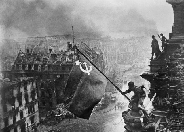 
علم الانتصار على ألمانيا النازية، 1 مايو 1945